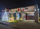 Câmara de João Monlevade e Posto UAI se iluminam com decoração natalina