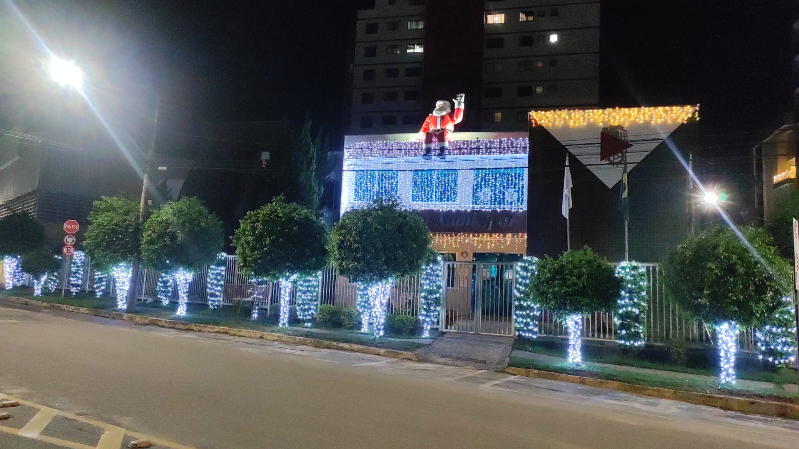 Câmara Municipal celebra a chegada do Natal com enfeites e Luzes